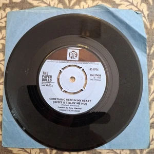 THE PAPER DOLLS "SOMETHING HERE IN MY HEART" 45 RPM VINYL SINGLE 1968 VG+ - Picture 1 of 2