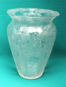 Jarrón de vidrio grabado transparente con hojas de roble y patrón de bellota - Imagen 1 de 5