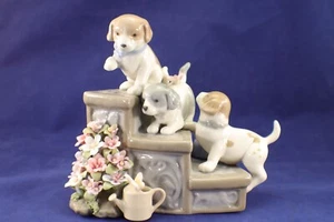 Cosmos Regalos Figura Musical PUPPY LOVE Perros en Jardín Escaleras Porcelana - Imagen 1 de 10