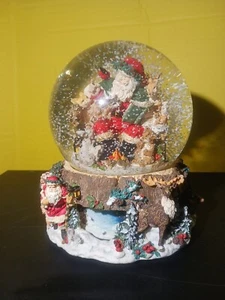 Globo de agua musical Kirkland Signature Santa con base giratoria criaturas del bosque - Imagen 1 de 11