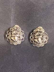 VINTAGE PEWTER 1” FLOWER CLIP ON BUTTON EARRINGS - Picture 1 of 6