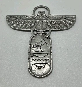 "JJ" Jonette Joyería Escarabajo Mendiza Sosteniendo Jeroglíficos Tableta Dije Ficha  - Imagen 1 de 4