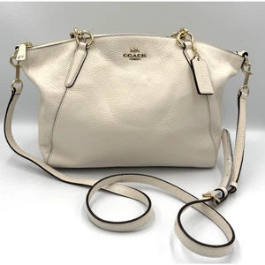 Bolso Coach pequeño Kelsey cuero granulado tiza F28993 precio de venta sugerido por el fabricante 298 USD - Imagen 1 de 13