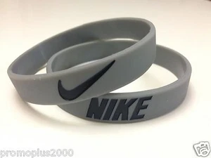 Banda de baile deportivo Nike gris con pulsera de silicona negra - Imagen 1 de 2