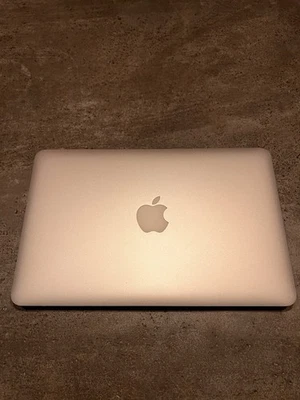 MacBook Air 11 Zoll/ 4GB RAM / i5 /120 GB SSD - Bild 1 von 4