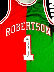 Oscar Robertson Signed Jersey Split Mitchell & Ness Beckett Milwaukee Bucks - Picture 1 of 2