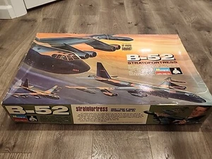 Monogram B-52 Stratofortress 1969 Motorized PA215 1/72 Open Model Kit - Picture 1 of 15