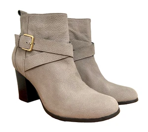 Cole Haan Grand.OS hellgraue Stiefelette aus genarbtem Leder mit seitlichem Reißverschluss und Absatz Größe 6,5 - Bild 1 von 15