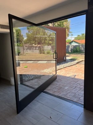 Dos puertas de vidrio pivotante Foto 1 de 4