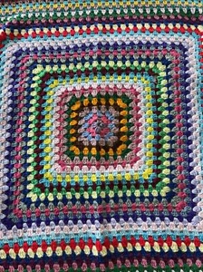 Retro große GRANNY SQUARE gehäkelte Schoßdecke gemischt 40" Regenbogen bunt - Bild 1 von 5