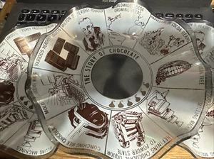 The Story Of Chocolate Hershey Souvenir gekräuseltes Glas Tablett - Bild 1 von 7
