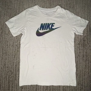 Nike Gr. M Jungen T-Shirt Reflektierendes Logo Kurzarm Rundhals Tee Weiß - Bild 1 von 9