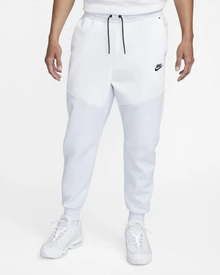 NOVA CALÇA JOGGERS NIKE TECH FLEECE BRANCA/CINZA FUTEBOL CU4495-085 GRANDE US$ 110 - Imagem 1 de 4