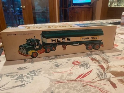 Camión de juguete Hess original vintage 1977 gasolina combustible cisterna con caja Foto 1 de 4