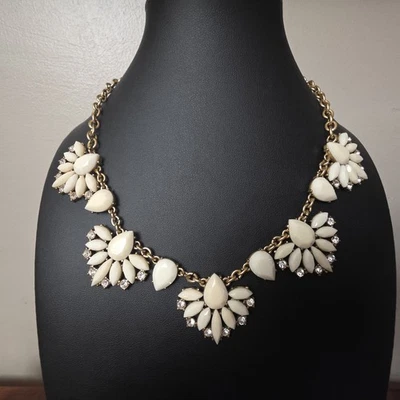 Collar crema, marfil, medias flores. Collar llamativo. Cristales. Cadena de oro.  Foto 1 de 4