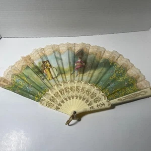 Abanico plegable de plástico vintage de encaje con escena romántica estilo victoriano - Imagen 1 de 12