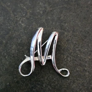 Broche prendedor monograma escritura plata letra inicial firmada por Sarah Coventry "M" "W" - Imagen 1 de 4
