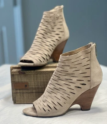 Bota Cammii Feminina STEVEN by Steve Madden Camurça Taupe Tamanho 6 Recortes - Imagem 1 de 4