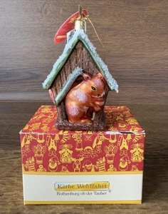 Kathe Wohlfahrt Rothenburg ob der Tauber verschneites Eichhörnchenhaus Glas Ornament - Bild 1 von 10