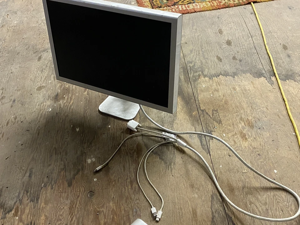 Apple A1081 20 inch Widescreen Cinema Display LCD Monitor  No Power Supply - Image 1 of 1