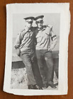 Czujący przystojny młody mężczyzna przytulający się, wojskowi faceci gejowie int zdjęcie vintage