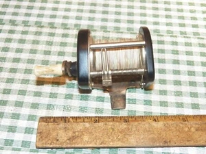Carrete de fundición de pesca de baquelita vintage sin marca - Hecho en EE. UU. - Imagen 1 de 6