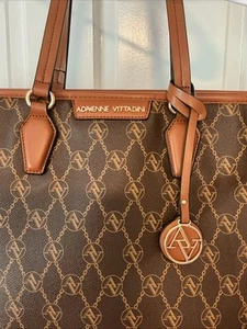 Adrienne Vittadini große 21 x 14 x 6 gepolsterte Laptoptasche neu ohne Etikett braun hellbraun Logo - Bild 1 von 20