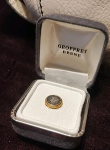 GEOFFREY BEENE MINIATURA Mercury Dime Hombre’s Joyería Tie Tac - Imagen 1 de 3