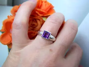 GORGEOUS MODERNIST 925 SOLID STERLING SILVER AMETHYST SOLITAIRE RING SIZE N 6.75 - Picture 1 of 13