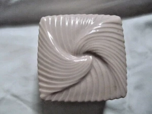 Vintage Avon hellrosa Porzellan gerippt Wirbel Deckel Schmuckschatulle 2 3/4" - Bild 1 von 4