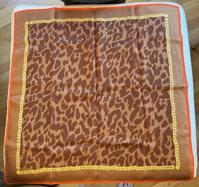 "Bufanda Celine con estampado de leopardo y cadena 22""" Foto 1 de 4