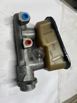 Cilindro maestro de freno M39575 se adapta a los modelos Chevrolet y Pontiac 1985-1990 Foto 1 de 2