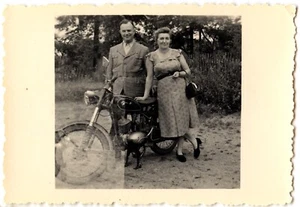 Portrait couple homme femme moto - photo ancienne an. 1950 - Picture 1 of 1