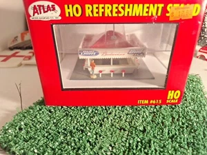 Atlas, Pre-Built HO Refreshment Stand #615 With 5 Painted People Included - Picture 1 of 7