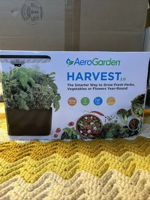 Sistema hidropónico de jardín interior AeroGarden Harvest 2.0 con luz LED de crecimiento  Foto 1 de 3