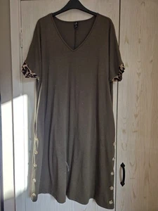Emery ROSE XL (16) Khaki Jerseykleid mit Animalprint und Knöpfen. - Bild 1 von 5