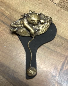Broche prendedor vintage gato en cesta de hilo con bola de hilo colgante JJ peltre dorado - Imagen 1 de 2