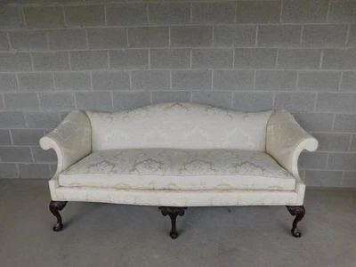 Sofá Southwood estilo Chippendale con respaldo camel Foto 1 de 4