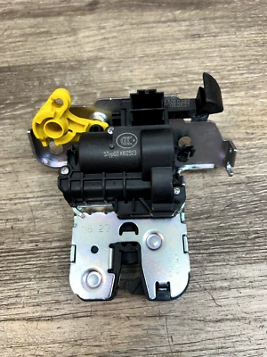 Actuador de bloqueo Volkswagen 2018-2023 ASSY OEM pieza # 5TA-827-506-D Foto 1 de 4