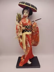 BAMBOLA GEISHA GIAPPONESE VINTAGE 16" FATTA A MANO KIMONO TRADIZIONALE SU SUPPORTO - Foto 1 di 4