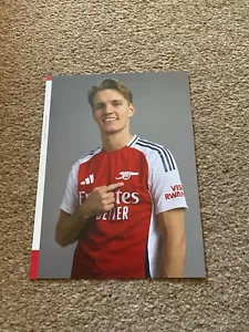 Carte Club Ufficiali Arsenal 9x7 Pollici - Firme Prestampate - 2024/25 -Odegaard - Foto 1 di 2
