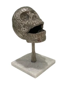 Estatua con cabeza de esqueleto de calavera de metal bronce escultura sobre base de mármol arte original 9" - Imagen 1 de 6