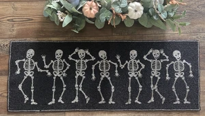 Runner da Tavolo con Perline Teschi Scheletro Danzante Halloween 13”x36” Nero - Foto 1 di 5