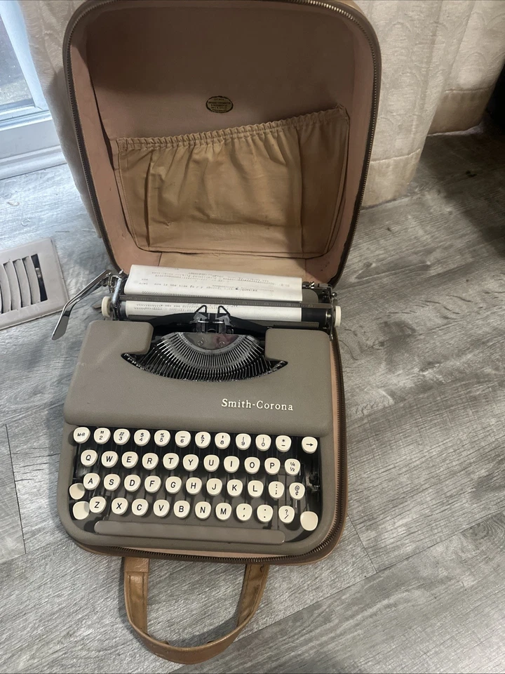 Máquina de escribir silenciosa portátil Smith-Corona de acero coleccionable en estuche de cuero con cremallera Foto 1 de 4