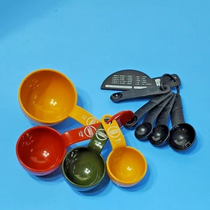 KitchenAid Mehrfarbig Verschachtelte Messbecher & Schwarze Löffel mit Richtmaschine Set - Bild 1 von 10
