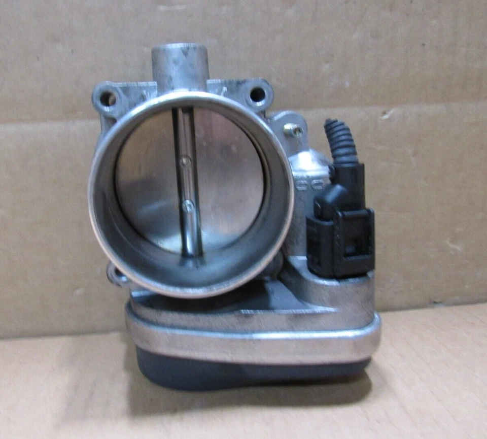 01 02 03 04 05 BMW 530i 3.0 Cuerpo del acelerador del motor Unidad de control Conjunto de válvula OEM Foto 1 de 4