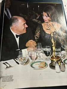 1961 Nachdruck von Sophia Loren beim Abendessen mit ihrem Mann Carlo Ponti - Bild 1 von 5