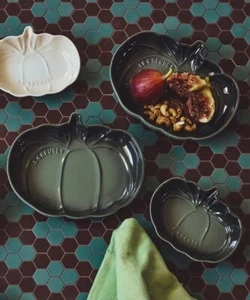 Vorbestellung 2024 Le Creuset Halloween Kürbis Schale Baiserzeit Essen Auswahl - Bild 1 von 11
