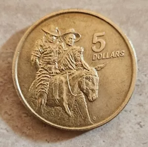 1990 - 5 Dollar Coin - ANZAC Queen Elizabeth II - Picture 1 of 2