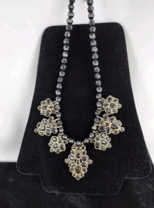 Conjunto de aretes brazalete broche collar con cuentas florales negras tono dorado - Imagen 1 de 15